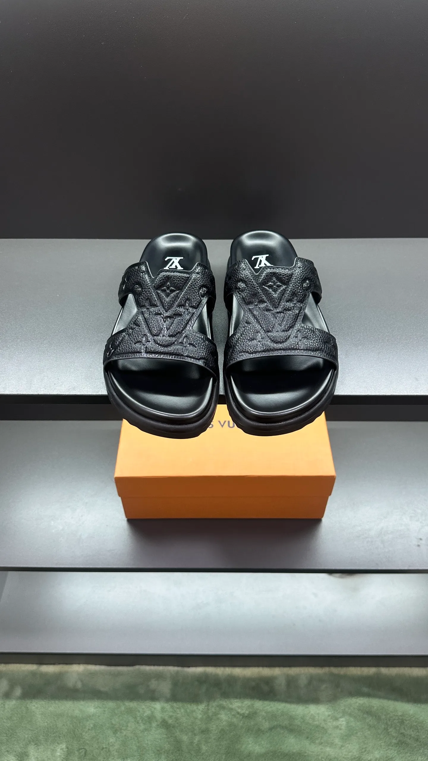 P300 🔍Top purchasing agent LV men's spring and summer slippers counter synchronized. The upper is made of cowhide fabric imported from Italy, with logo graphics and high-quality craftsmanship. The sole is: the original sole provided by the original factory. The exclusive molded sole is super comfortable. The original factory follows the order. 🔍🔍High quality. You can enter and exit the counter at will. Welcome to compare. Size 38-45